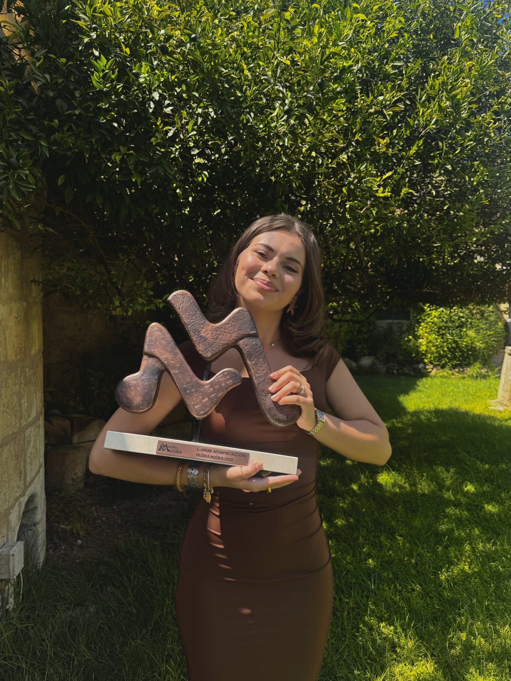 Lisa Gauci with her Mużika Mużika 2025 trophy