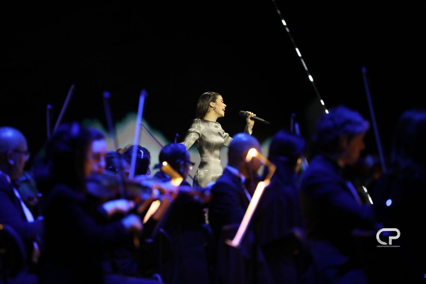 Lisa Gauci performing with orchestra at Mużika Mużika